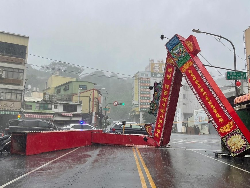 Two killed as ‘weird’ Typhoon Krathon crashes into southwestern Taiwan --[Reported by Umva mag]