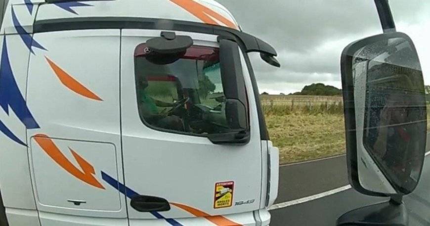 Drivers filmed texting with their feet up and steering with their knees --[Reported by Umva mag]