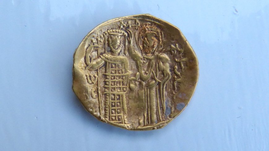 Medieval gold coin unearthed in ruined fortress in Bulgaria may depict Byzantine emperor --[Reported by Umva mag]