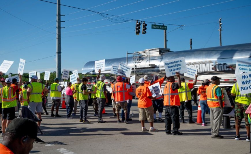 U.S. Dockworkers Agree to Suspend Strike --[Reported by Umva mag]