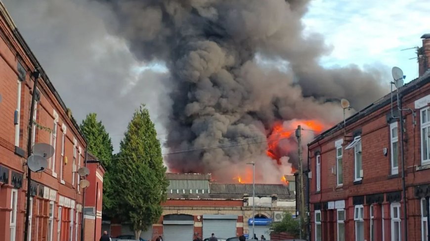 Huge plumes of smoke erupt over Manchester as cops evacuate homes & warn locals to shut their windows after major fire --[Reported by Umva mag]