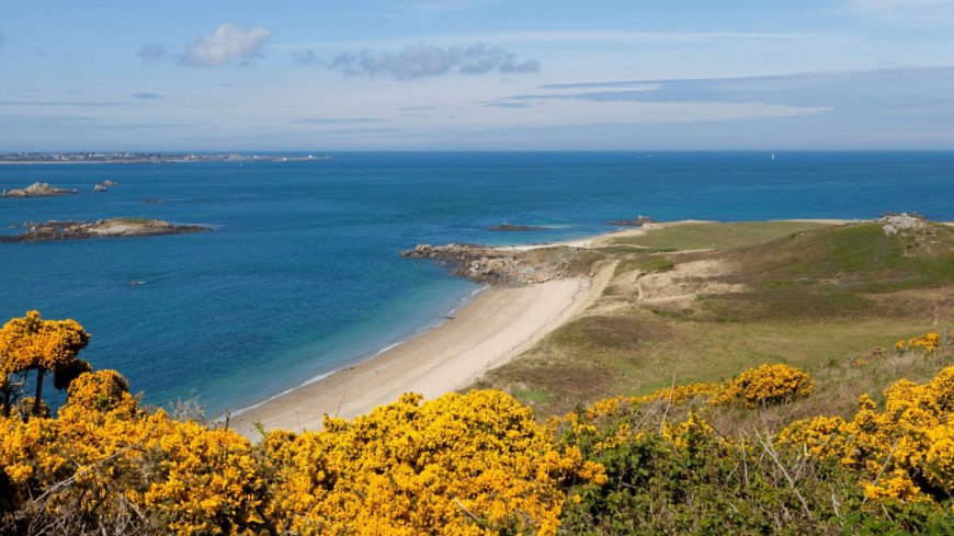 Tiny island in the UK with unspoiled beaches and just one hotel overlooking the sea --[Reported by Umva mag]