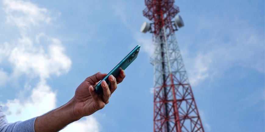 How a teenager used a spoof cell tower to steal personal information from thousands of people --[Reported by Umva mag]