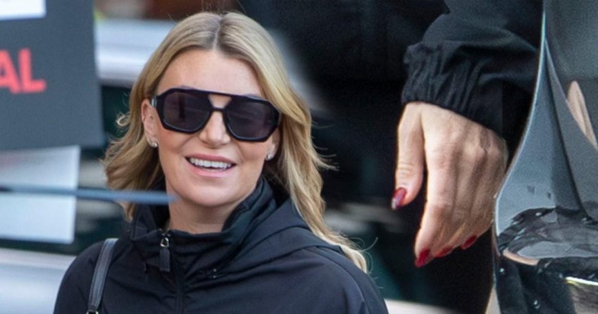 Smiling Billi Mucklow ditches wedding ring after split from husband Andy Carroll --[Reported by Umva mag]