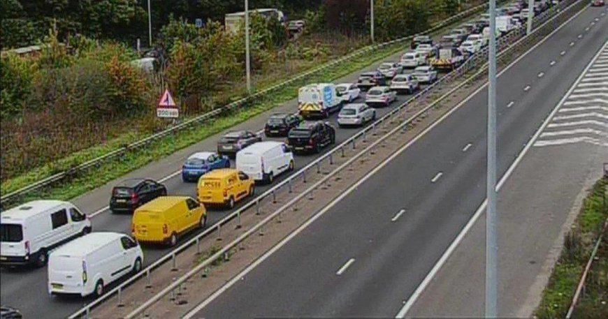 Major UK motorway closed in both directions following crash --[Reported by Umva mag]