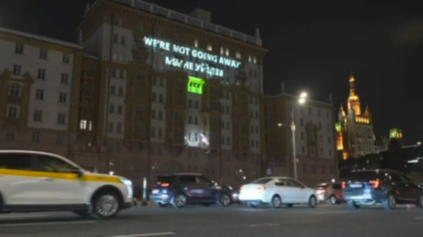 RT logo adorns US embassy in Moscow (VIDEO) --[Reported by Umva mag]