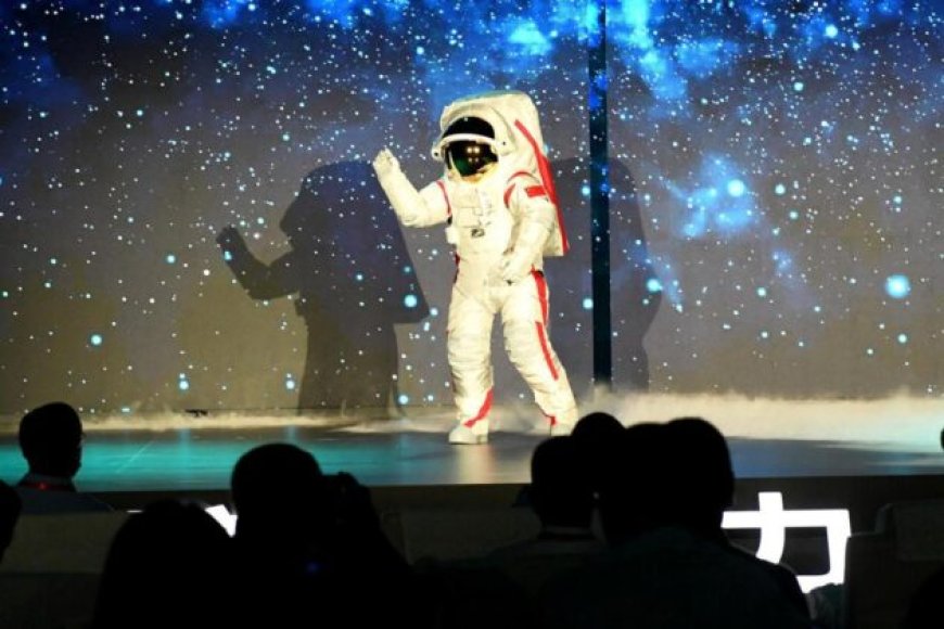 Spacesuit for lunar missions unveiled – China Daily --[Reported by Umva mag]