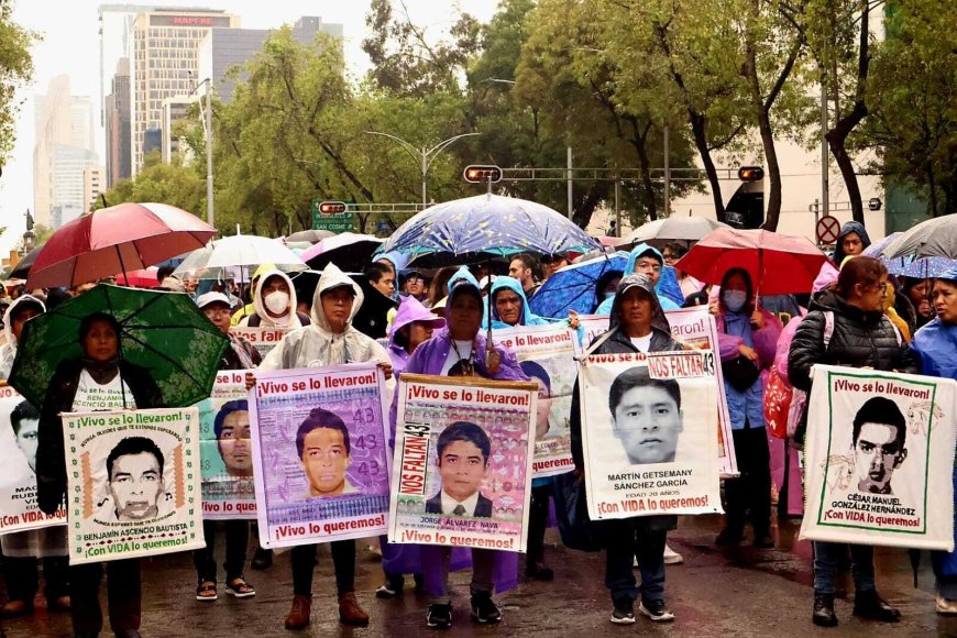 AMLO criticized by protesters in Ayotzinapa case days before leaving office  --[Reported by Umva mag]