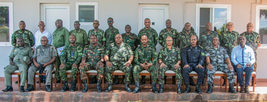 PHOTOS: Rwanda, Mozambique troops mull plan to deny terrorists 'freedom of action' --[Reported by Umva mag]