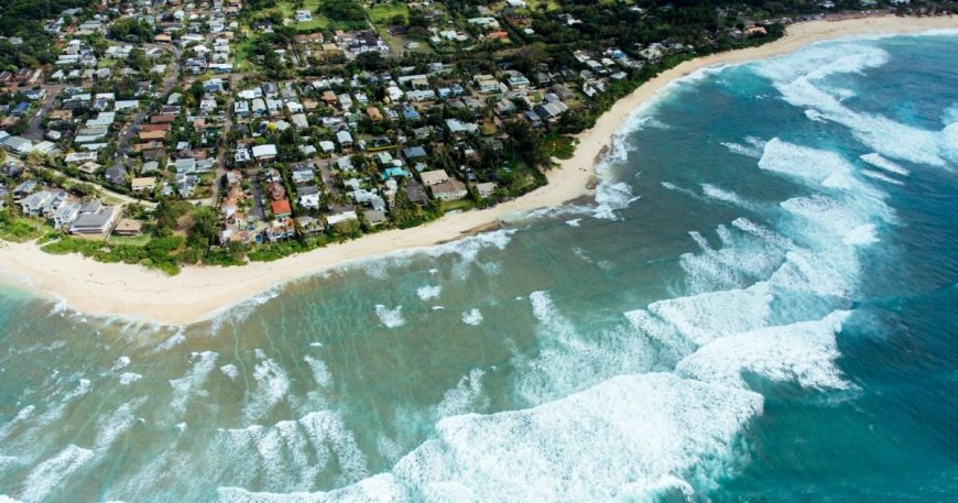 Man who couldn’t save his home from falling into ocean gets surprise punishment --[Reported by Umva mag]