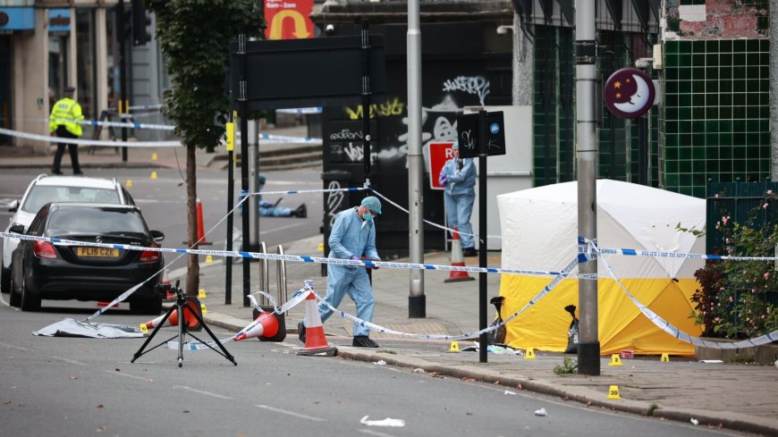 Man in his 20s dead and two injured in high street stabbing attack as cops called to ‘large group fighting with knives’ --[Reported by Umva mag]