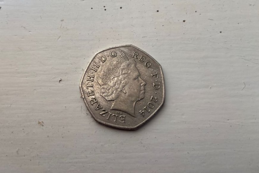 How to spot rare ‘upside down’ error on your 50p that makes it over 500 TIMES more valuable – is one in your change? --[Reported by Umva mag]