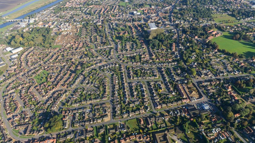 English ‘Gingerbread Town’ has pretty riverfront walks and popular Wetherspoons pub --[Reported by Umva mag]