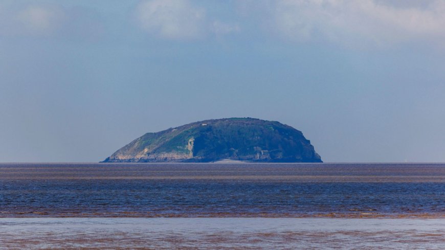 ‘Secret’ UK island forgotten by tourists you can visit certain days of the year – with one small bar and rare wildlife --[Reported by Umva mag]