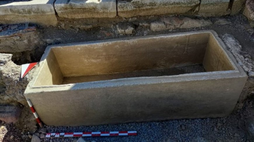 Grand tomb of Roman gladiator found in Turkey actually contains the remains of 12 other people --[Reported by Umva mag]