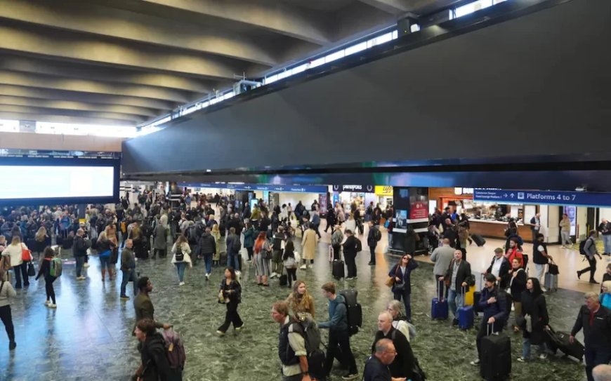 Euston turns off giant billboard after commuter backlash over missing passenger information --[Reported by Umva mag]