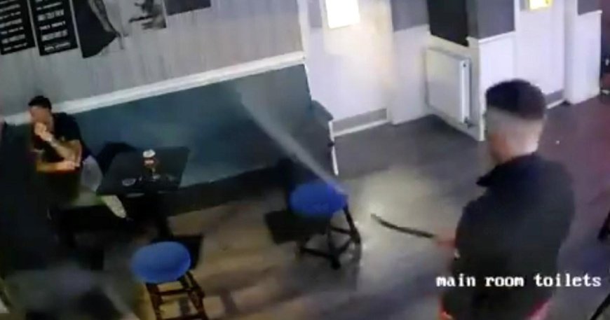 Man receives instant karma after spraying pubgoers with fire extinguisher --[Reported by Umva mag]