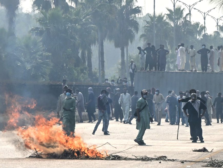 Supporters of jailed ex-PM rally in Pakistan despite police crackdown --[Reported by Umva mag]