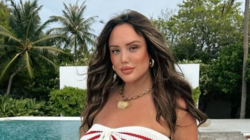 Pregnant Charlotte Crosby shows off her huge baby bump as she cradles it on luxury Maldives holiday --[Reported by Umva mag]