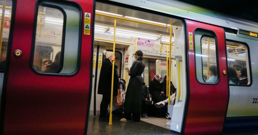 London Underground ‘ghost ride’ that sees trains stop at the same station twice --[Reported by Umva mag]