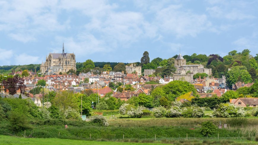 Historic English market town that sounds like something from a fairytale – with huge castle and a very scenic train line --[Reported by Umva mag]