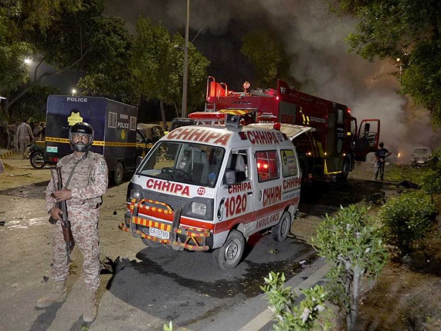 Massive blast outside Karachi Airport in Pakistan injures at least 8 --[Reported by Umva mag]