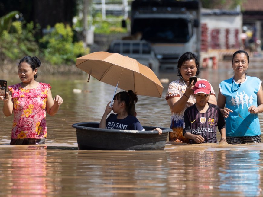 At least three killed as floods swamp Thailand’s Chiang Mai --[Reported by Umva mag]