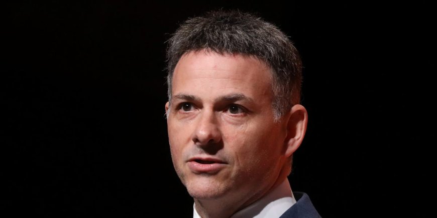 Greenlight's alleged former head of macro is hoping to get at least $5 million from David Einhorn, claiming age discrimination --[Reported by Umva mag]