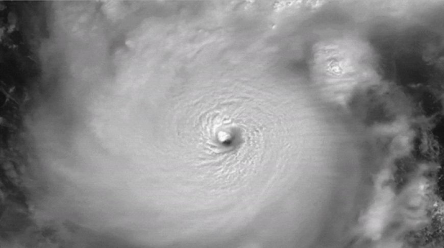 Satellite images capture Hurricane Milton intensifying into Category 5 storm (videos) --[Reported by Umva mag]