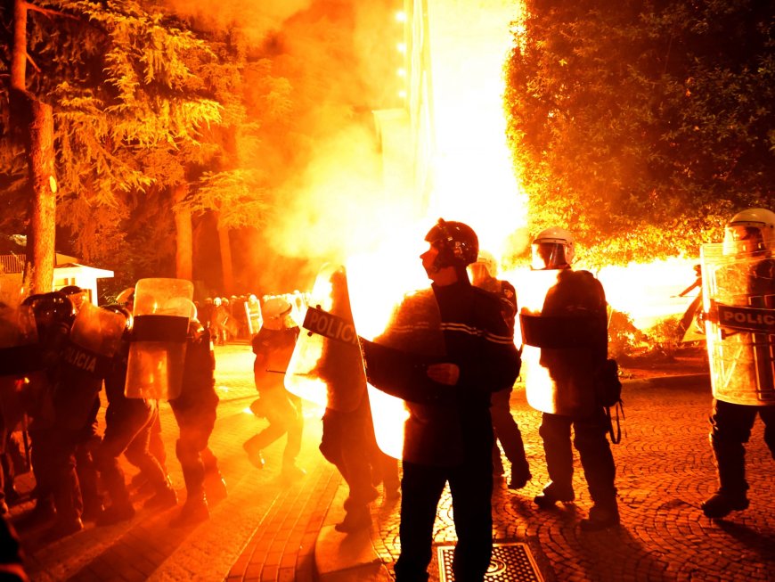 Explosions, fire and tear gas at anti-government protests in Albania --[Reported by Umva mag]