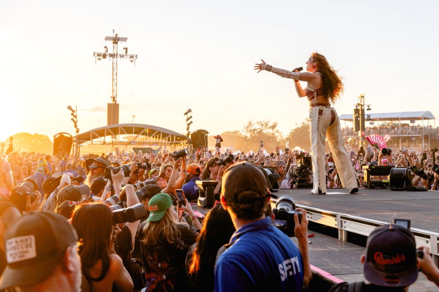 Chappell Roan’s crowd at Austin City Limits Music Festival was out of this world --[Reported by Umva mag]