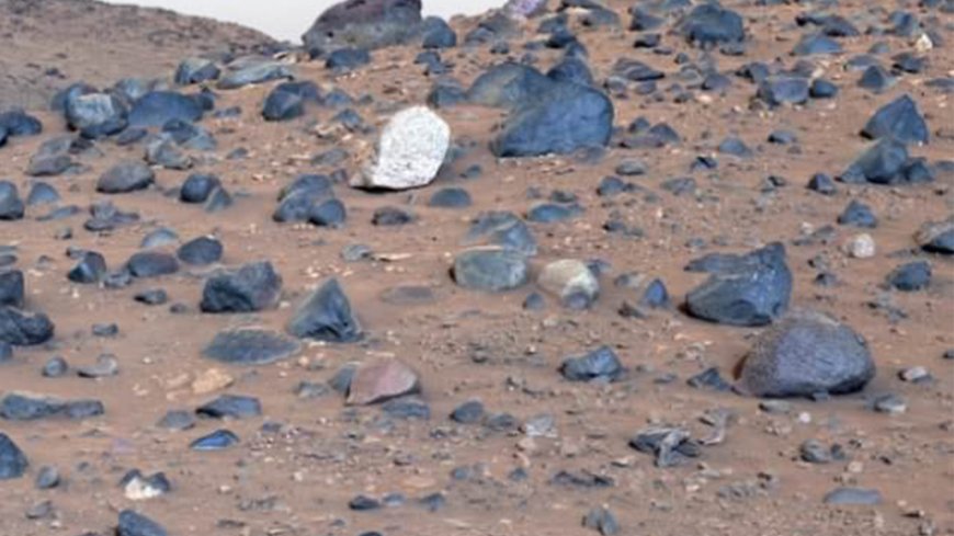 NASA releases clearest view of Mars, blue rocks seen on landscape --[Reported by Umva mag]