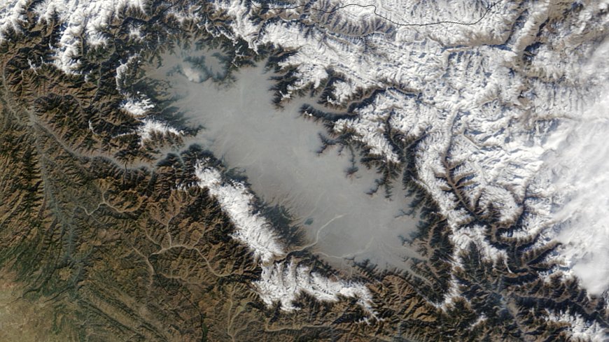 Earth from space: Beautiful 'lake of haze' in Himalayan valley has a darker, more sinister source --[Reported by Umva mag]