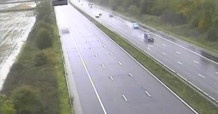 Heavy rain and flash flooding forces closure of M5 motorway --[Reported by Umva mag]