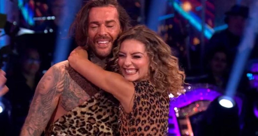 ‘Three signs’ Strictly’s Pete Wicks and Jowita Przystal have fallen for each other --[Reported by Umva mag]