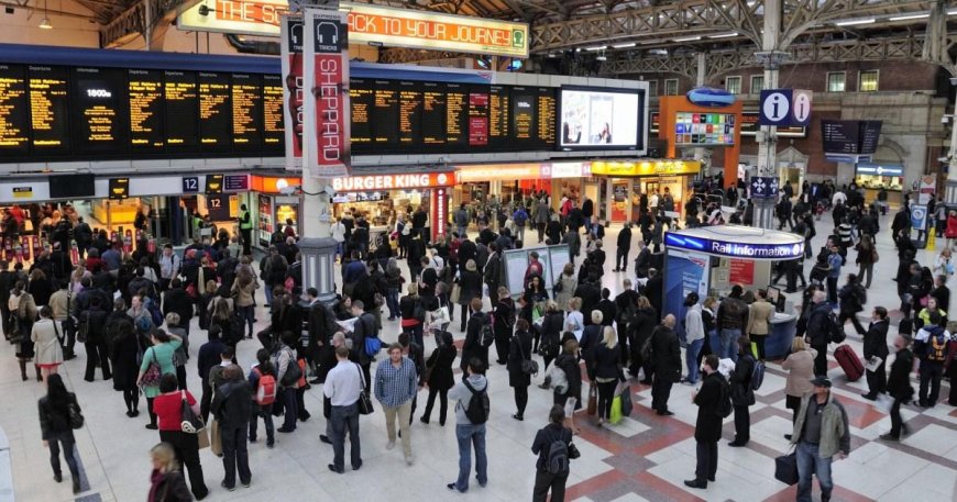 Delays hit rush hour trains at major London station after electricity failure --[Reported by Umva mag]