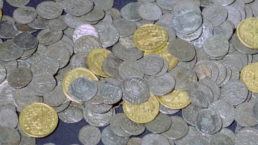 The history of the Hoxne Hoard, the largest collection of Roman treasure found in Britain --[Reported by Umva mag]