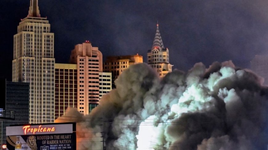 Las Vegas says goodbye to Tropicana with flashy casino implosion --[Reported by Umva mag]