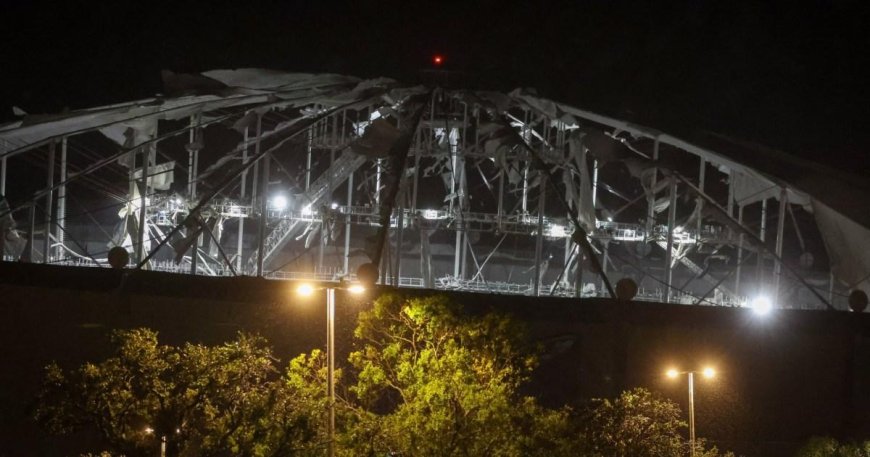 Stadium roof torn off after tornadoes smash into Florida  --[Reported by Umva mag]