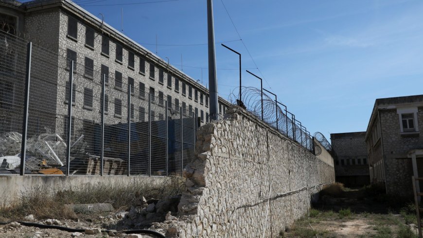 Prisoner ‘BEHEADS’ another inmate at jail in France using broken piece of porcelain in savage attack --[Reported by Umva mag]