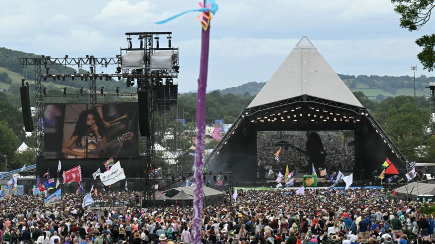 Huge US singer with record-breaking hit ‘set to headline Glastonbury’ after bookies halt bets --[Reported by Umva mag]