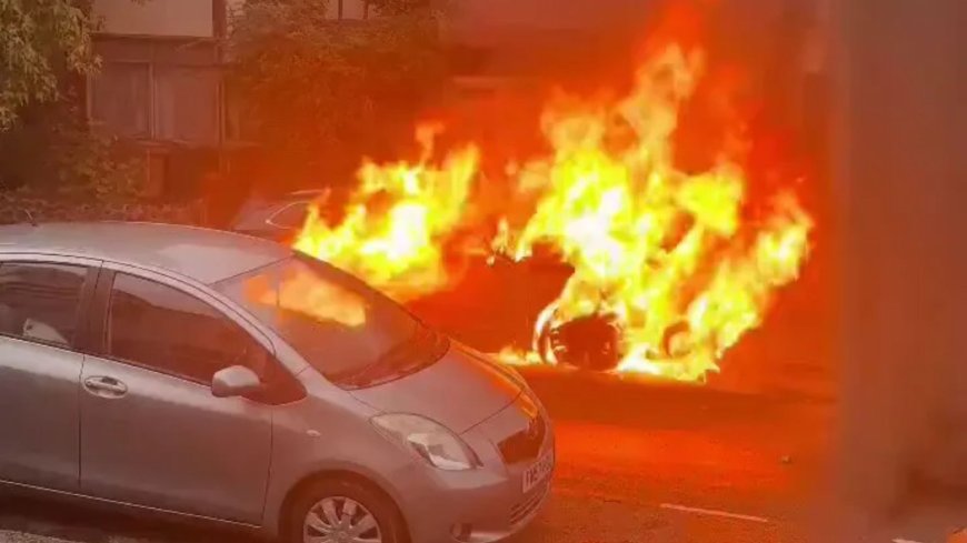 Terrifying moment electric car burns in massive fire – leaving it completely destroyed --[Reported by Umva mag]