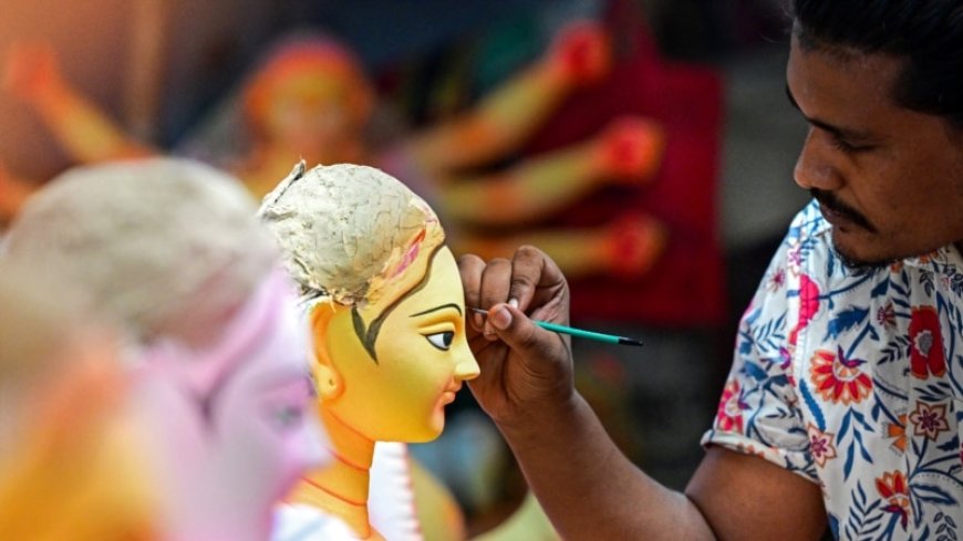 Bangladeshi Hindus voice fear, anxiety as Durga Puja begins --[Reported by Umva mag]