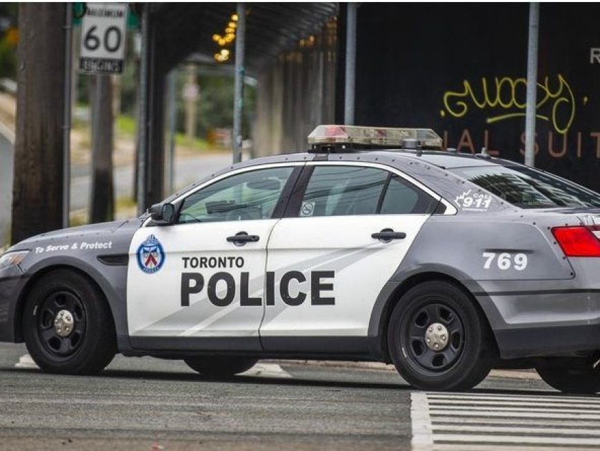 Toronto cops injured after vehicle rammed in Etobicoke --[Reported by Umva mag]