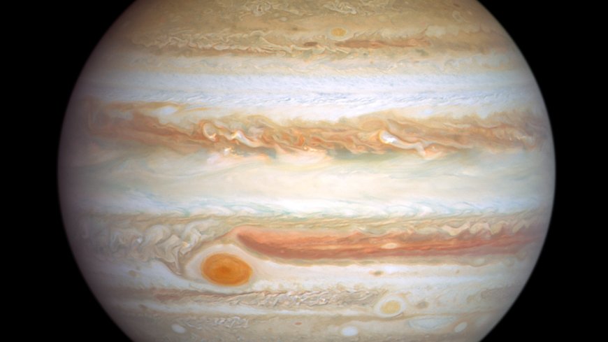 Jupiter's Great Red Spot is being squeezed, Hubble Telescope finds — and nobody knows why (video) --[Reported by Umva mag]