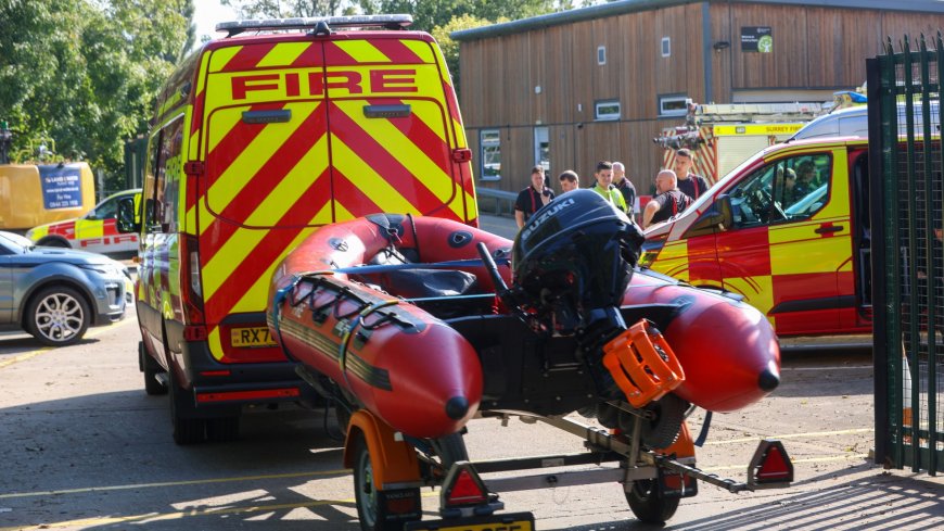 Boat with six people aboard capsizes in River Thames as frantic search launched for missing person --[Reported by Umva mag]