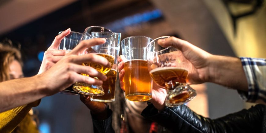 5 mistakes to avoid making at a work happy hour, according to an etiquette coach --[Reported by Umva mag]