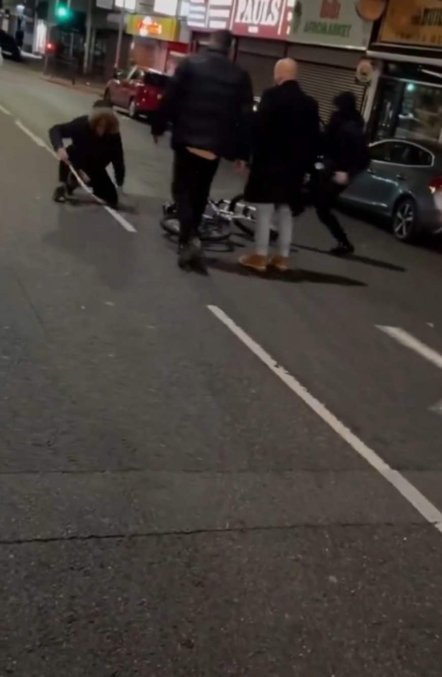 Harrowing footage sees machete-wielding cyclist disarmed and beaten by mob  --[Reported by Umva mag]