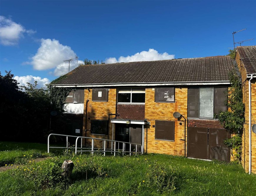 Neighbours fume over ‘eyesore’ derelict estate as last-man standing locals refuse to leave so block can be flattened --[Reported by Umva mag]