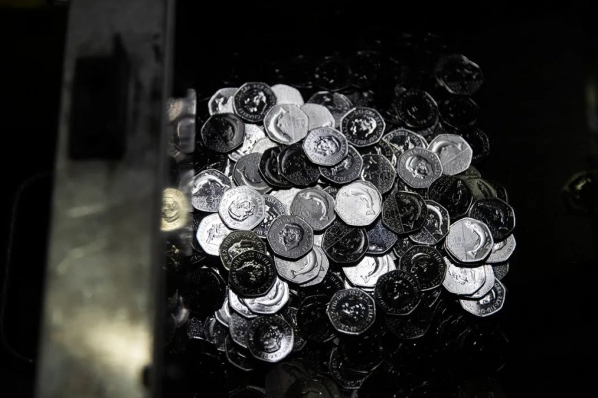 Exact thin loop to spot on 50p sold for 280 times its value – can you find one in your change? --[Reported by Umva mag]